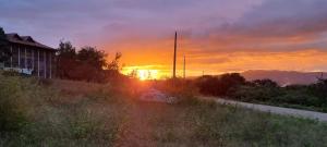 a sunset over a field with the sun setting at Flat em Gravatá - Fazenda Monte Castelo - quarto superior com Wi-Fi e netflix in Gravatá