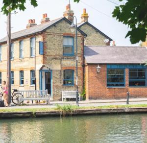 un edificio di mattoni accanto a un corpo d'acqua di Enjoy a riverside stay in city of dreaming spires a Oxford Altre 9 foto