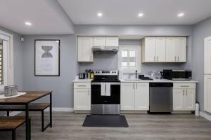 Dapur atau dapur kecil di Spacious 4br Retreat Near Yvr And Dt