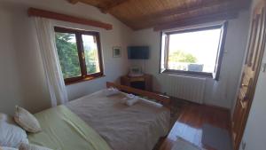Posteľ alebo postele v izbe v ubytovaní Apartments by the sea Merag, Cres - 11791
