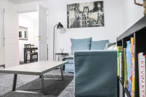 un salon avec un canapé et une table basse dans l'établissement 3Bedroom EnSuite SofaBed Sleeps upto 6 Contractors Families Long or Short Stay Free Parking WIFI, à Ashington