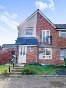 une maison en briques rouges avec un toit bleu dans l'établissement 3Bedroom EnSuite SofaBed Sleeps upto 6 Contractors Families Long or Short Stay Free Parking WIFI, à Ashington