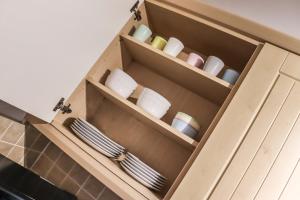 un meuble avec des tasses et des assiettes dans l'établissement 3Bedroom EnSuite SofaBed Sleeps upto 6 Contractors Families Long or Short Stay Free Parking WIFI, à Ashington 53 autres photos