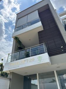 Treeloft Home的阳台或露台