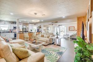 Χώρος καθιστικού στο Waterfront Daytona Escape with Pool and Game Room!