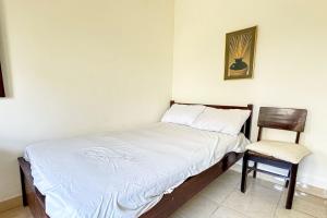 Postel nebo postele na pokoji v ubytování Lathysha Guest House Syariah Mitra RedDoorz