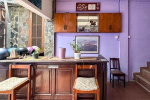 Kuchyň nebo kuchyňský kout v ubytování Lathysha Guest House Syariah Mitra RedDoorz
