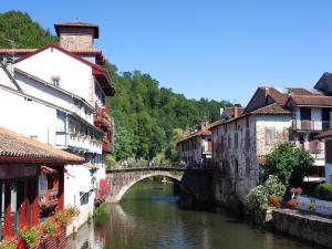 un puente sobre un río en una ciudad con edificios en Terraced holiday home in Moliets, en Moliets-et-Maa