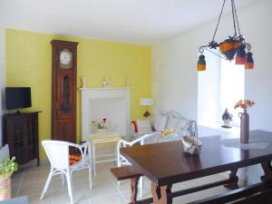 Μια τηλεόραση ή/και κέντρο ψυχαγωγίας στο Country House near Binic Beaches