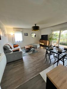 a living room with a couch and a table at Appartement 6 personnes Talence centre ville in Talence