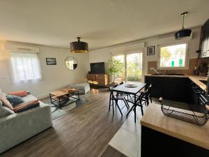 a living room with a couch and a table at Appartement 6 personnes Talence centre ville in Talence +5 photos
