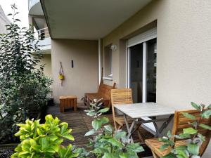a patio with a table and chairs and a couch at Appartement 6 personnes Talence centre ville in Talence