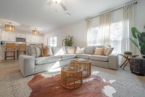 Χώρος καθιστικού στο 2405 E 19th Ave