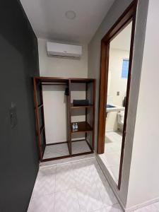 Habitación vacía con espejo y baño. en Hotel Ha Garden Gallery - 5th Avenue, en Playa del Carmen 85 fotos más