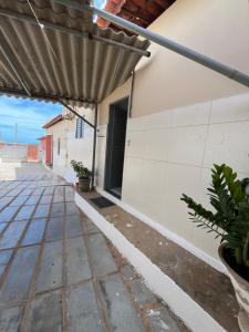 una vista esterna di una casa con patio di Apto NOVO MEL ad Areia Branca