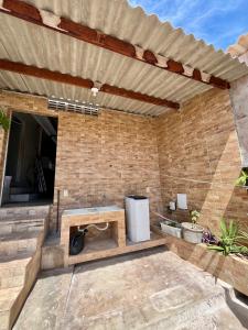 patio in mattoni con panca e TV di Apto NOVO MEL ad Areia Branca