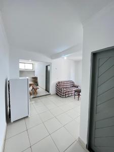 un soggiorno con frigorifero e divano. di Apto NOVO MEL ad Areia Branca