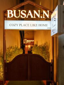 Certifikát, hodnocení, plakát nebo jiný dokument vystavený v ubytování Busan NSTAY Hotel