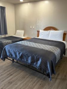 Ένα ή περισσότερα κρεβάτια σε δωμάτιο στο Apple Valley Motel