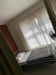 Uma cama ou camas num quarto em Nadi Airport rooms