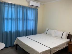 Uma cama ou camas num quarto em Nadi Airport rooms