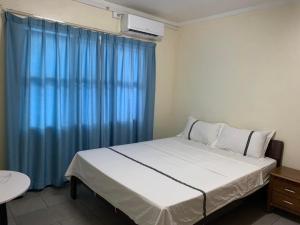 Uma cama ou camas num quarto em Nadi Airport rooms