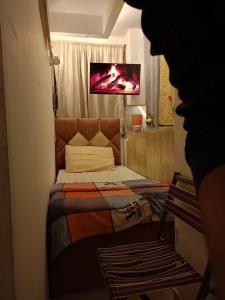 迪拜Private Partition room的一间带床和电视的小卧室