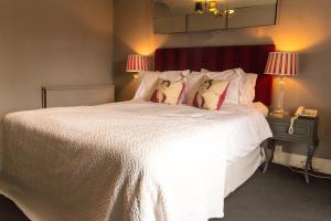 Una cama o camas en una habitación de Aylestone Court