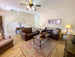 ein Wohnzimmer mit Sofa und Tisch in der Unterkunft Pool & Hot Tub Close to hiking trails in Kanab in Kanab