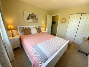 ein Schlafzimmer mit einem Bett mit einer rosa und weißen Decke in der Unterkunft Pool & Hot Tub Close to hiking trails in Kanab in Kanab + 73 Fotos