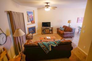 TV a/nebo společenská místnost v ubytování Lovely Townhome Peaceful Surroundings Hiking Hot Tub