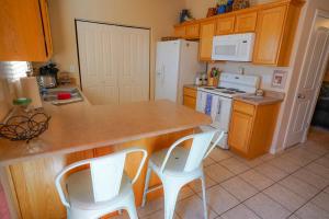 Kuchyň nebo kuchyňský kout v ubytování Lovely Townhome Peaceful Surroundings Hiking Hot Tub