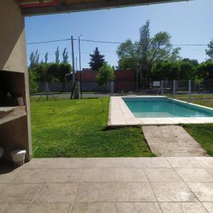 a swimming pool in the middle of a yard at monoambiente grande, pileta arroyo seco in Arroyo Seco