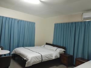 Uma cama ou camas num quarto em Nadi Airport rooms