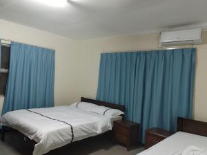 Uma cama ou camas num quarto em Nadi Airport rooms