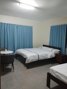 Uma cama ou camas num quarto em Nadi Airport rooms