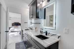 Η κουζίνα ή μικρή κουζίνα στο Entire House 3 Bedroom 4 Queen Beds 2 Sofa Beds 3 Mattress Bunk Bed 2 Bath 4 Miles from Fort Myers Beach +101 φωτογραφίες