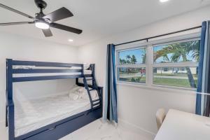 Ένα ή περισσότερα κρεβάτια σε δωμάτιο στο Entire House 3 Bedroom 4 Queen Beds 2 Sofa Beds 3 Mattress Bunk Bed 2 Bath 4 Miles from Fort Myers Beach