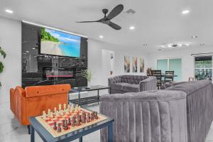 Μια τηλεόραση ή/και κέντρο ψυχαγωγίας στο Entire House Pets Events Parties Permitted, 5 minutes drive to beach