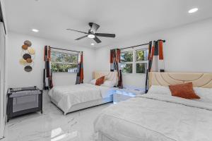 Ένα ή περισσότερα κρεβάτια σε δωμάτιο στο Entire House Pets Events Parties Permitted, 5 minutes drive to beach +81 φωτογραφίες