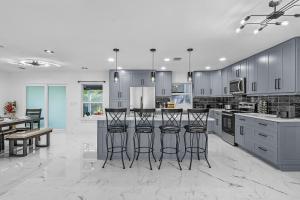 Η κουζίνα ή μικρή κουζίνα στο Entire House 3 Bedroom 4 Queen Beds 2 Sofa Beds 3 Mattress Bunk Bed 2 Bath 4 Miles from Fort Myers Beach