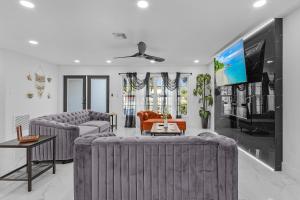 Μια τηλεόραση ή/και κέντρο ψυχαγωγίας στο Entire House 3 Bedroom 4 Queen Beds 2 Sofa Beds 3 Mattress Bunk Bed 2 Bath 4 Miles from Fort Myers Beach