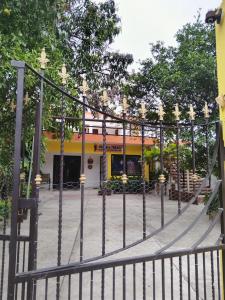 ein Tor mit einem Zaun vor einem Gebäude in der Unterkunft El Ausente in Ciudad Valles