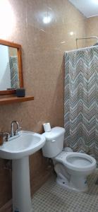 ein Badezimmer mit Toilette und Waschbecken in der Unterkunft El Ausente in Ciudad Valles