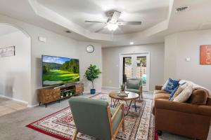 Televisyen dan/atau pusat hiburan di Perfect SA Getaway! Near Lackland SeaWorld Alamo Riverwalk