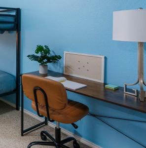 einen Schreibtisch mit einem Stuhl und einem Computer darauf in der Unterkunft Perfect SA Getaway! Near Lackland SeaWorld Alamo Riverwalk in San Antonio