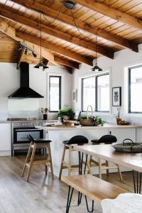 Η κουζίνα ή μικρή κουζίνα στο The Ridge House - Stylish Gippsland Getaway