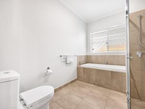Ένα μπάνιο στο Cozy Designer 4 Bedrooms Home Near Local Shops +23 φωτογραφίες