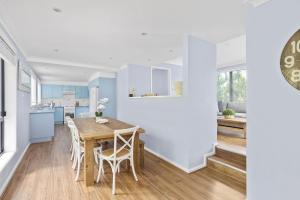 Kuchyň nebo kuchyňský kout v ubytování 32 Degrees South, 40 Government Rd - Pet Friendly, Linen, Air Con, WiFi