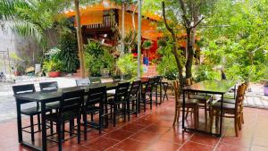 una fila de mesas y sillas en un restaurante en Mộc Lam Homestay, en Xóm Chum Găng